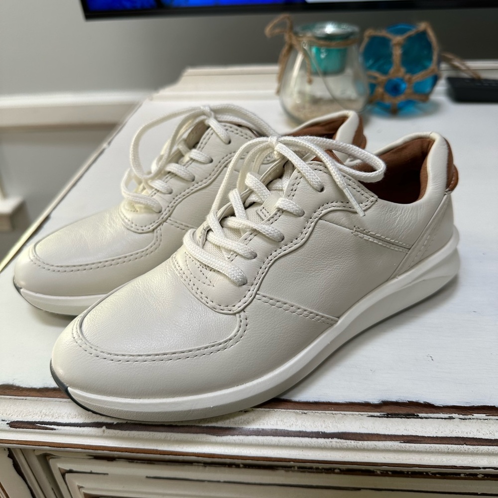 Clarks Women’s Cream Leather unstructured Sneakers | 7.5